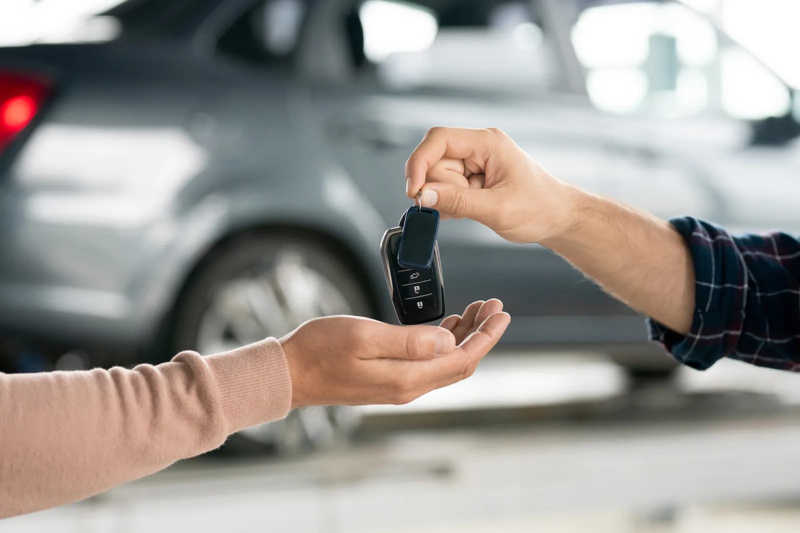 Entrega das chaves de um carro reserva disponibilizado pela seguradora durante o reparo do veículo