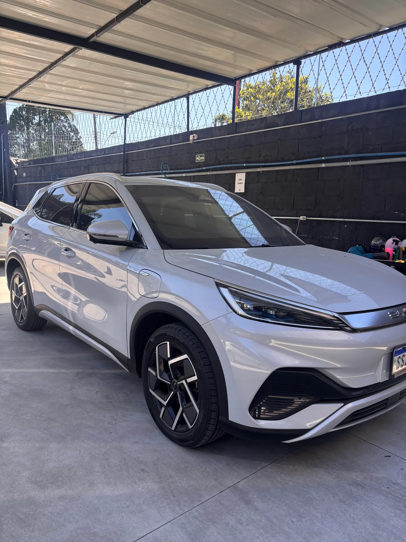 Veículo elétrico BYD em oficina especializada em Arujá