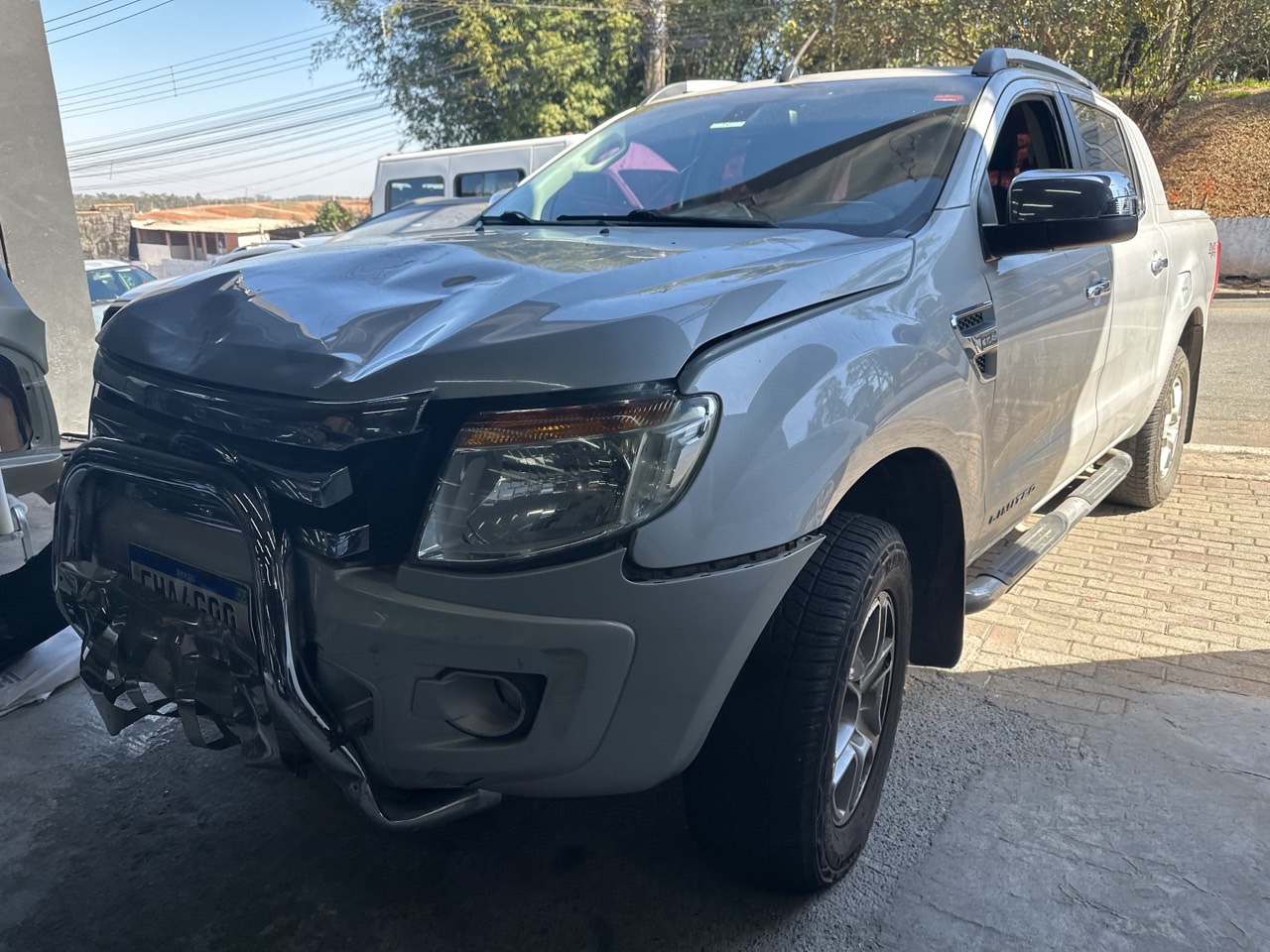 Ford Ranger com danos na lataria antes do reparo de funilaria (antes)